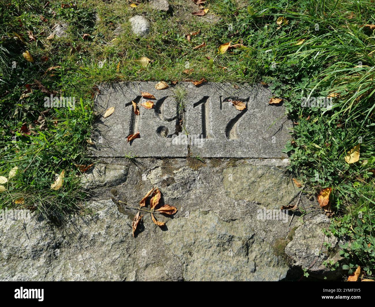 Treppen mit den Jahren des Ersten Weltkrieges, die auf ihnen eingeprägt1917 - die Treppen mit den eingeschriebenen Jahren des Ersten Weltkrieges führen uns zurück in die Vergangenheit. Stockfoto