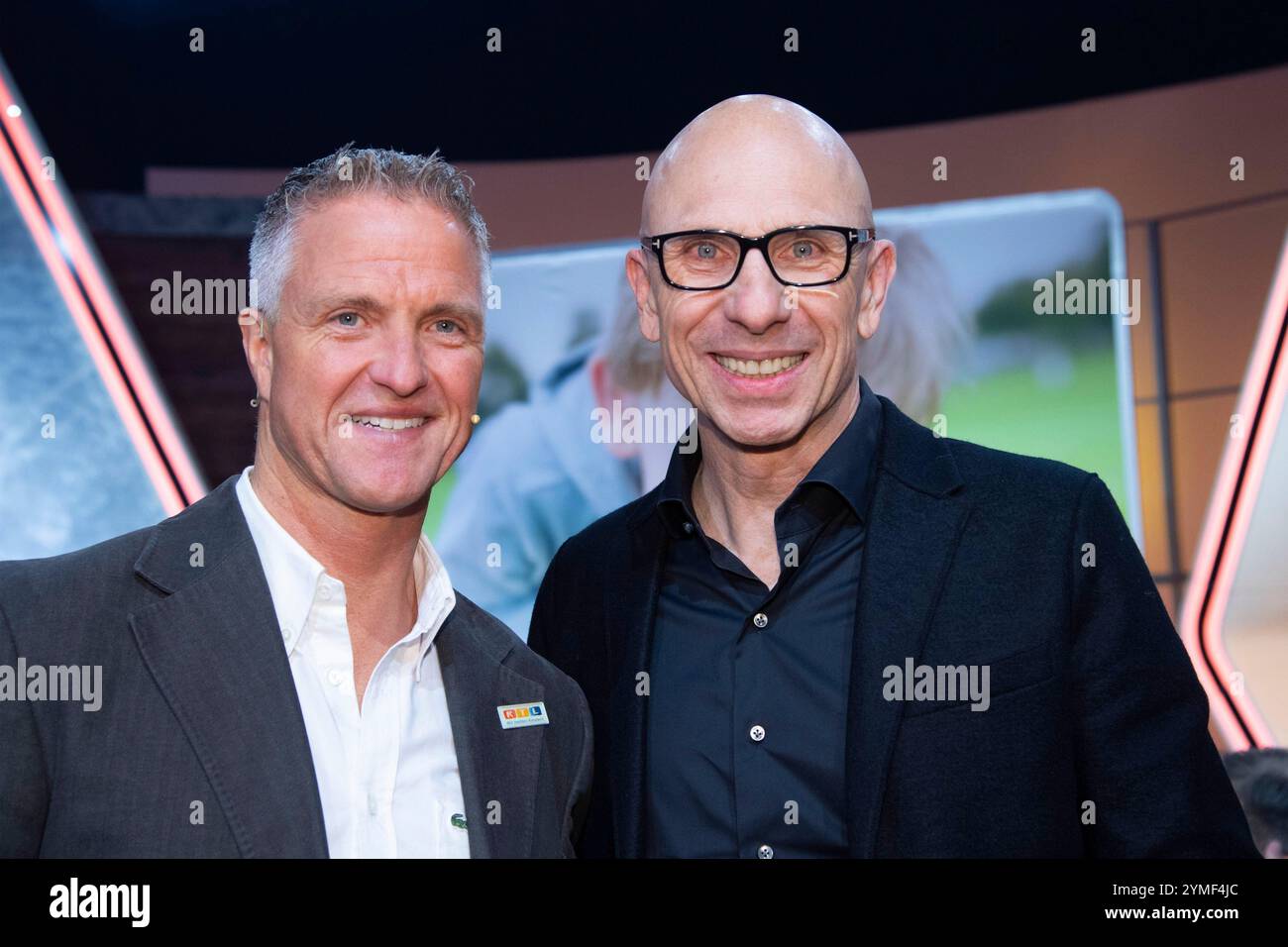 Huerth, Deutschland. November 2024. Von links nach rechts Ralf SCHUMACHER, Sky Expert, Rennfahrer, Jorg LOEHR, Jorg Lohr, Mediencoach, Autor, 29. RTL Spendenmarathon „We Help Children“, Fernsehen, 21-22.11.2024 in Hürth, Deutschland, Credit: dpa/Alamy Live News Stockfoto