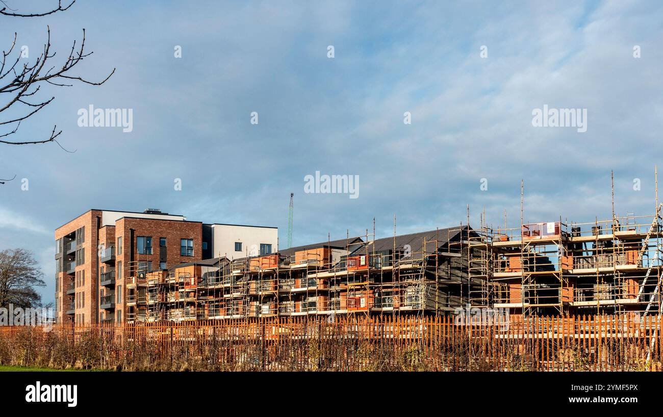 Im Bau befindliche Mehrfamilienhäuser in Clondalkin, Dublin, Irland. Stockfoto