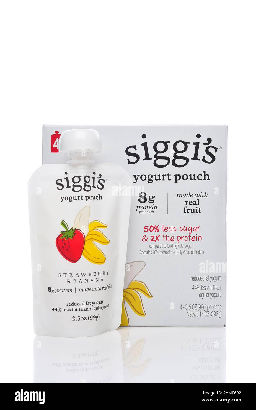 IRVINE, KALIFORNIEN - 19. November 2024: Eine Schachtel und Beutel mit Siggis Strawberry Banana yougrt. Stockfoto