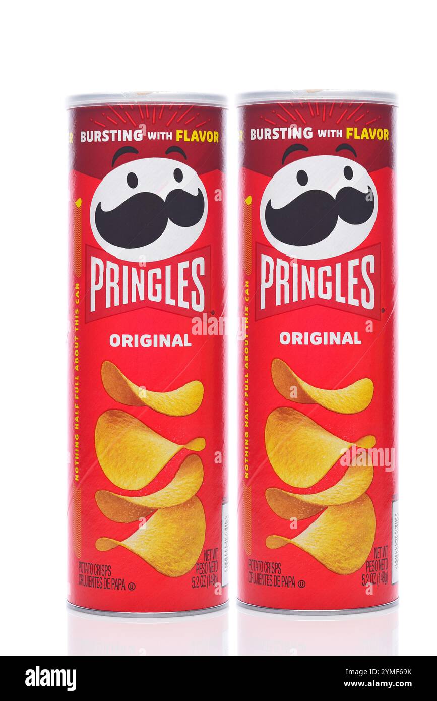 IRVINE, KALIFORNIEN - 19. November 2024: Zwei Dosen Pringles Original Potato Crisps. Stockfoto