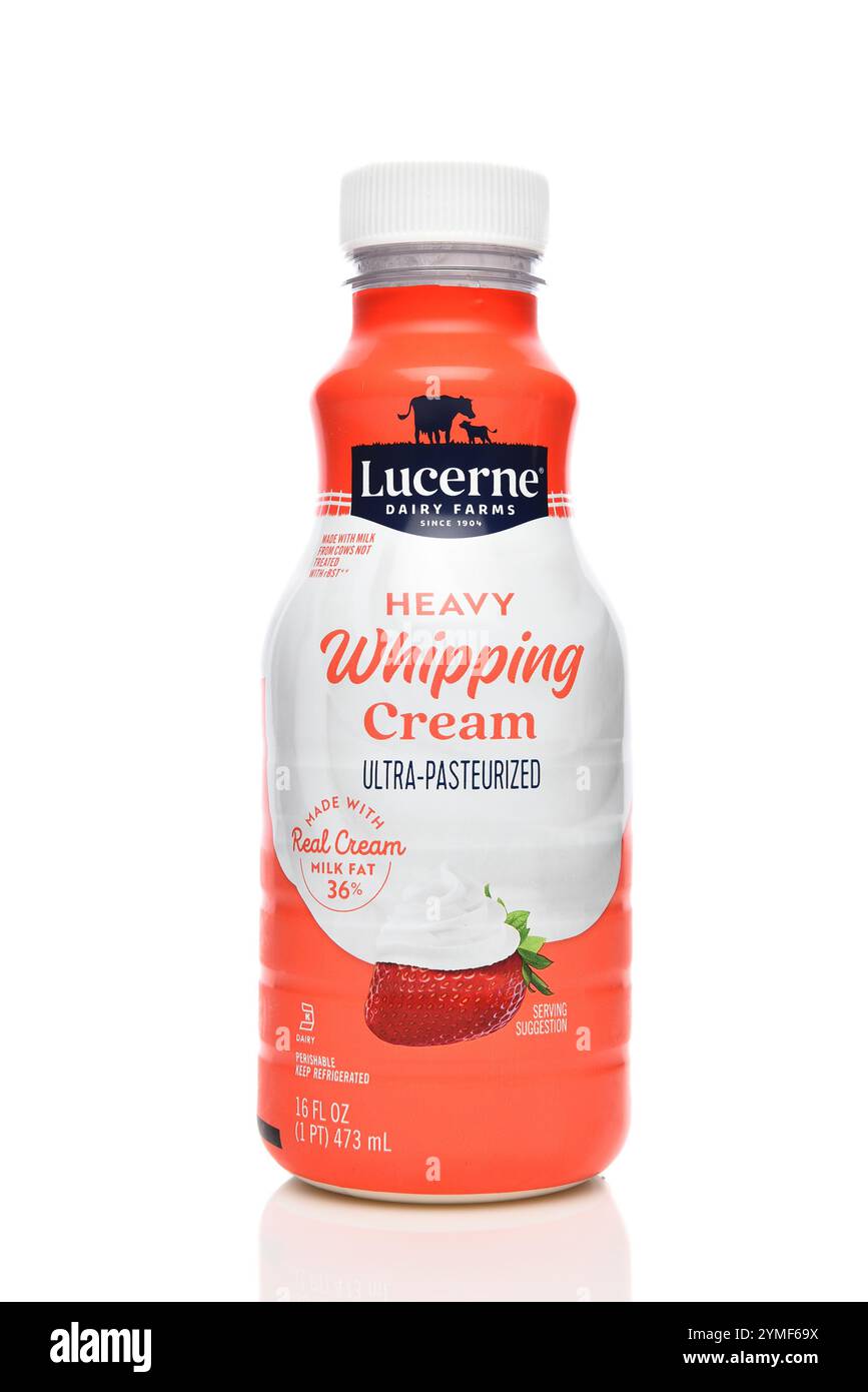 IRVINE, KALIFORNIEN - 19. November 2024: Eine Flasche Lucerne Dairy Farms Heavy Peitschencreme. Stockfoto