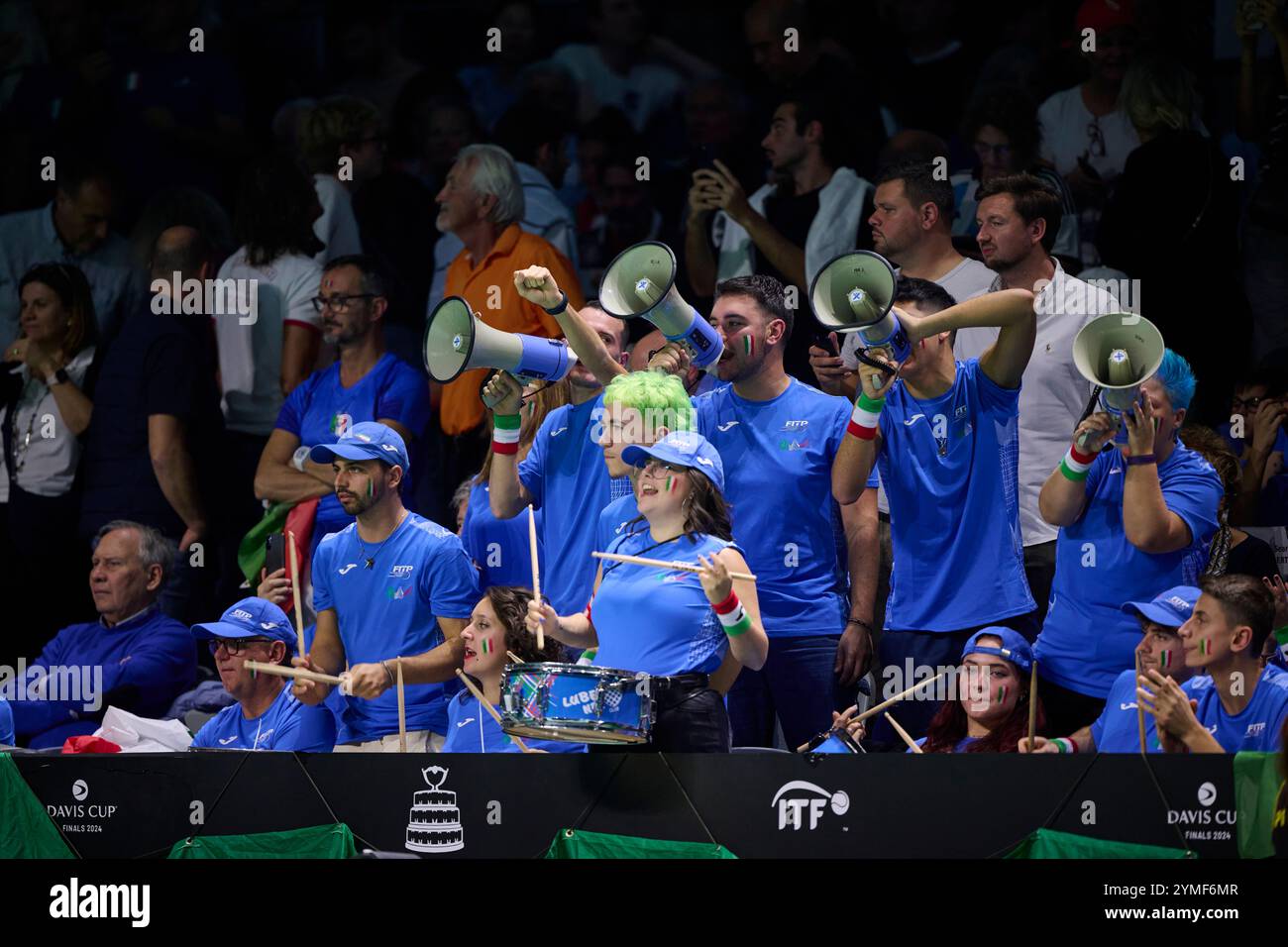 Malaga, Spanien, 21. November 2024. Italienische Fans beim Viertelfinale Davis Cup Finale 8 Singles Match 1. Quelle: Vicente Vidal Fernandez/Alamy Live News Stockfoto