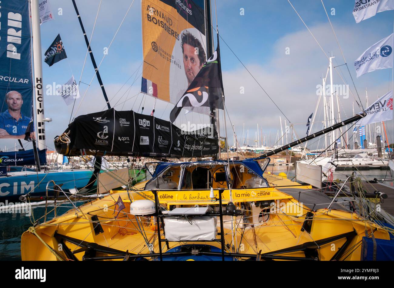 Französischer Skipper Arnaud Boissieres Segelyacht im Yachthafen von Olona, Segelrennen Vendee Globe 2024, Les Sables d’Olonne, Vendee (85), Frankreich Stockfoto