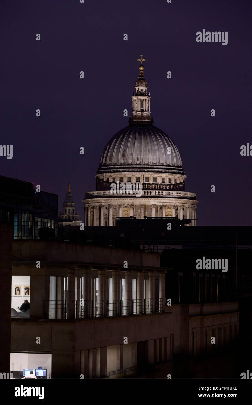 Der Blick vom Ned Hotel in London auf St. Pauls, das Rathaus und verschiedene berühmte londoner Wahrzeichen, einschließlich The Shard. Später Winternachmittag im Dunkeln Stockfoto