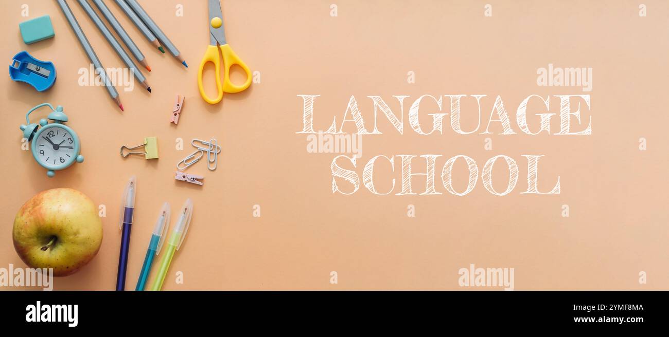 Ein Banner für eine Sprachschule mit verschiedenen Schulmaterialien und einer Uhr. Das Banner ist auf einem braunen Hintergrund Stockfoto