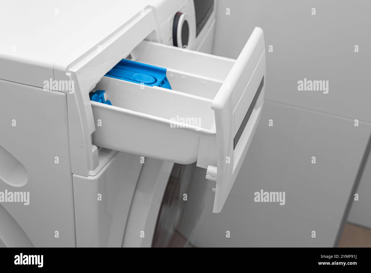 Moderne Waschmaschine mit offener Waschmittelschublade im Zimmer, Nahaufnahme Stockfoto