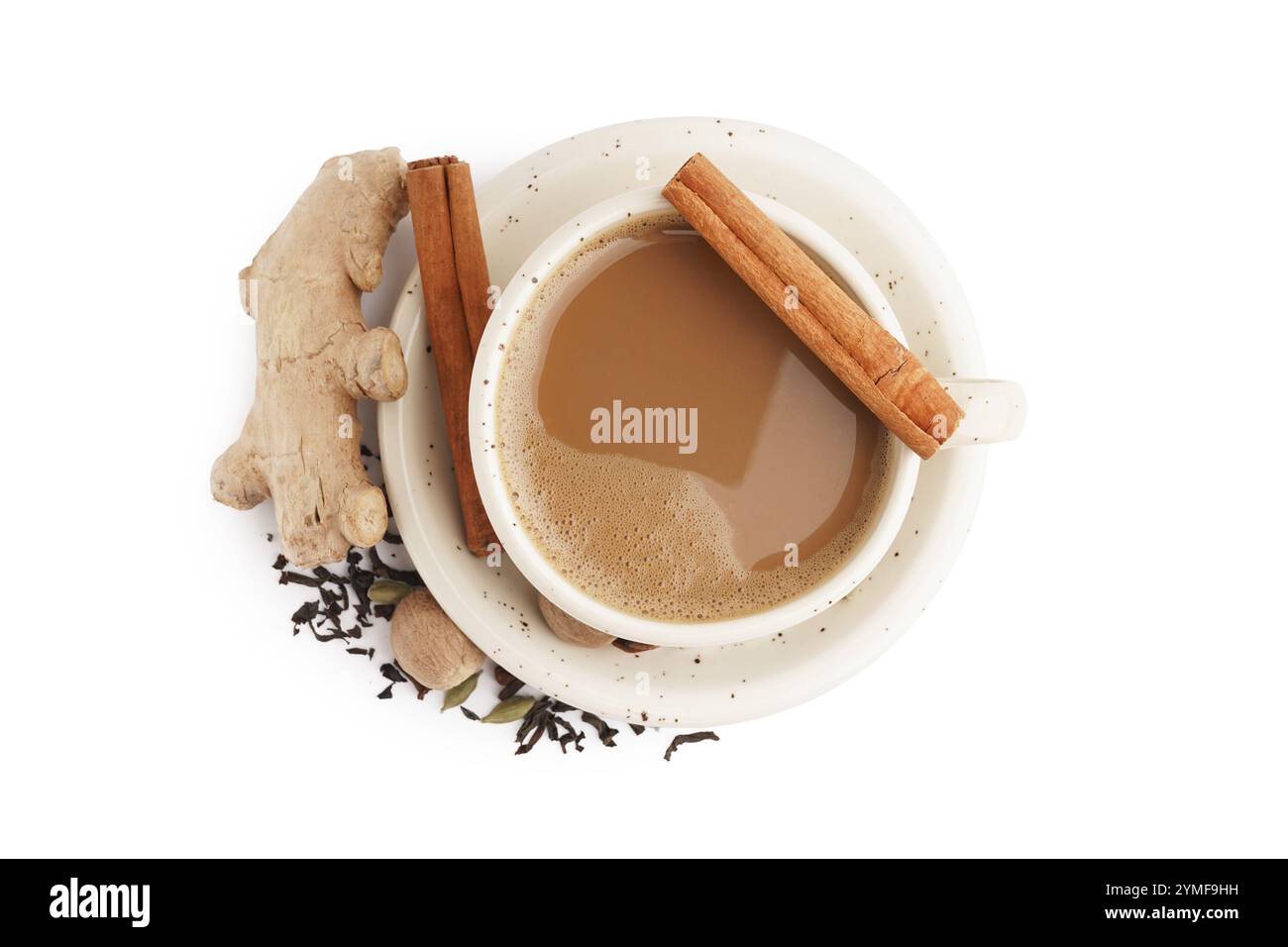 Tasse köstlicher Masala-Tee mit verschiedenen Gewürzen und Walnuss auf weißem Hintergrund Stockfoto