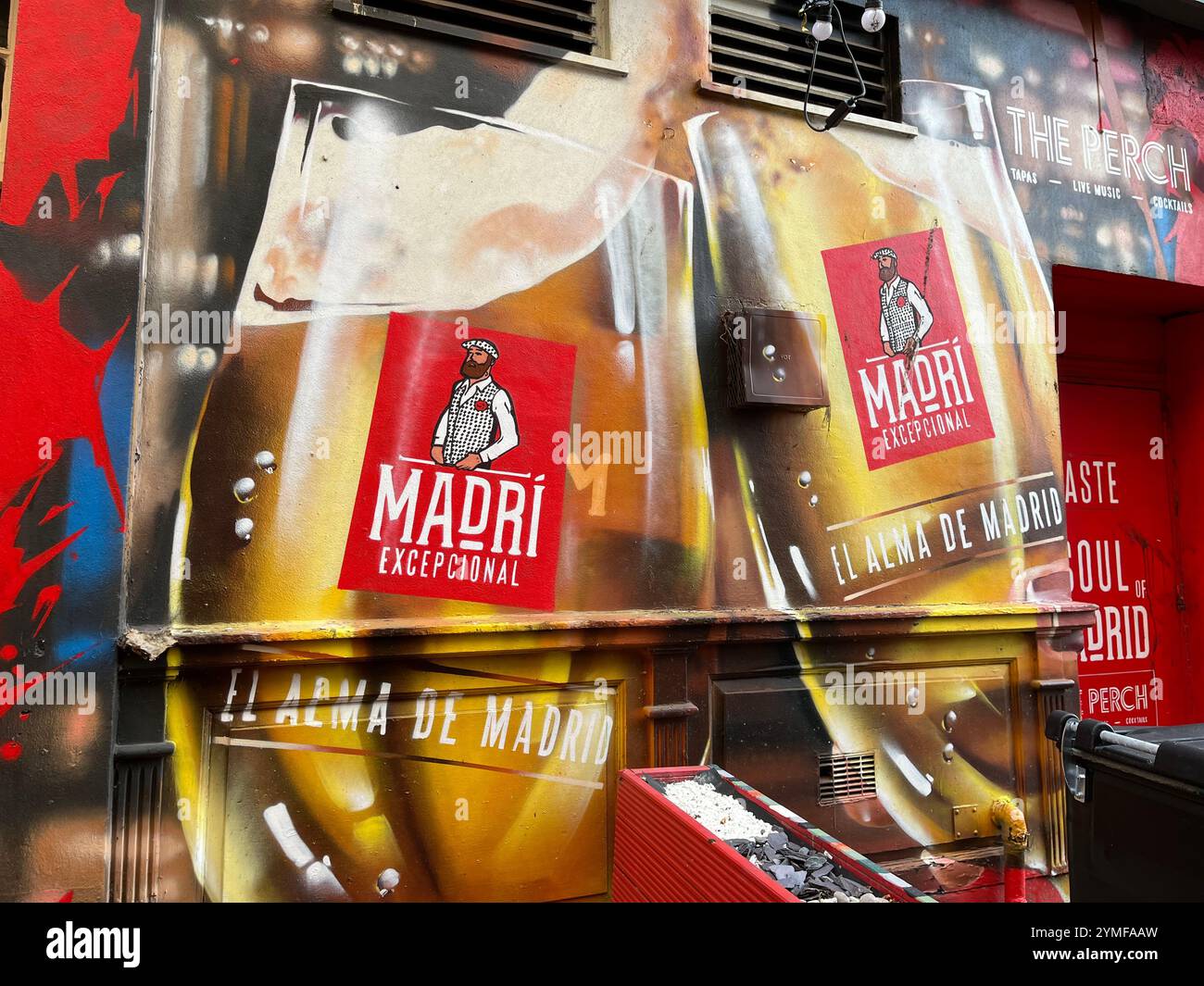 Madri Beer Mural an einer Wand außerhalb des Barches in der Wind Street. Swansea, Wales, Vereinigtes Königreich. November 2024. - Smartphone-aufgenommenes Stockfoto