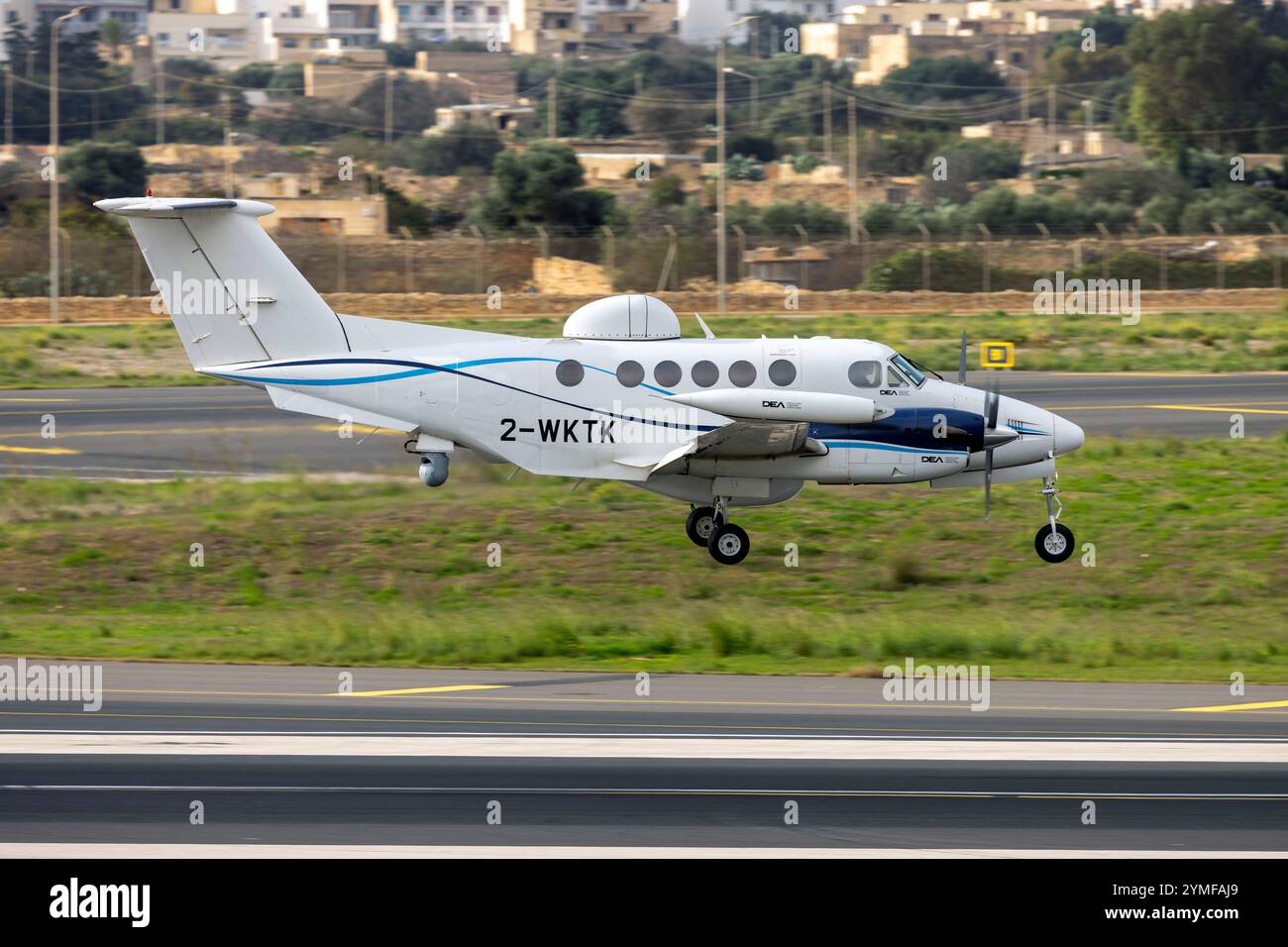 DEA Aviation Limited Beechcraft 200T Super King Air (REG: 2-WKTK) landet im Mittelfeld. Stockfoto
