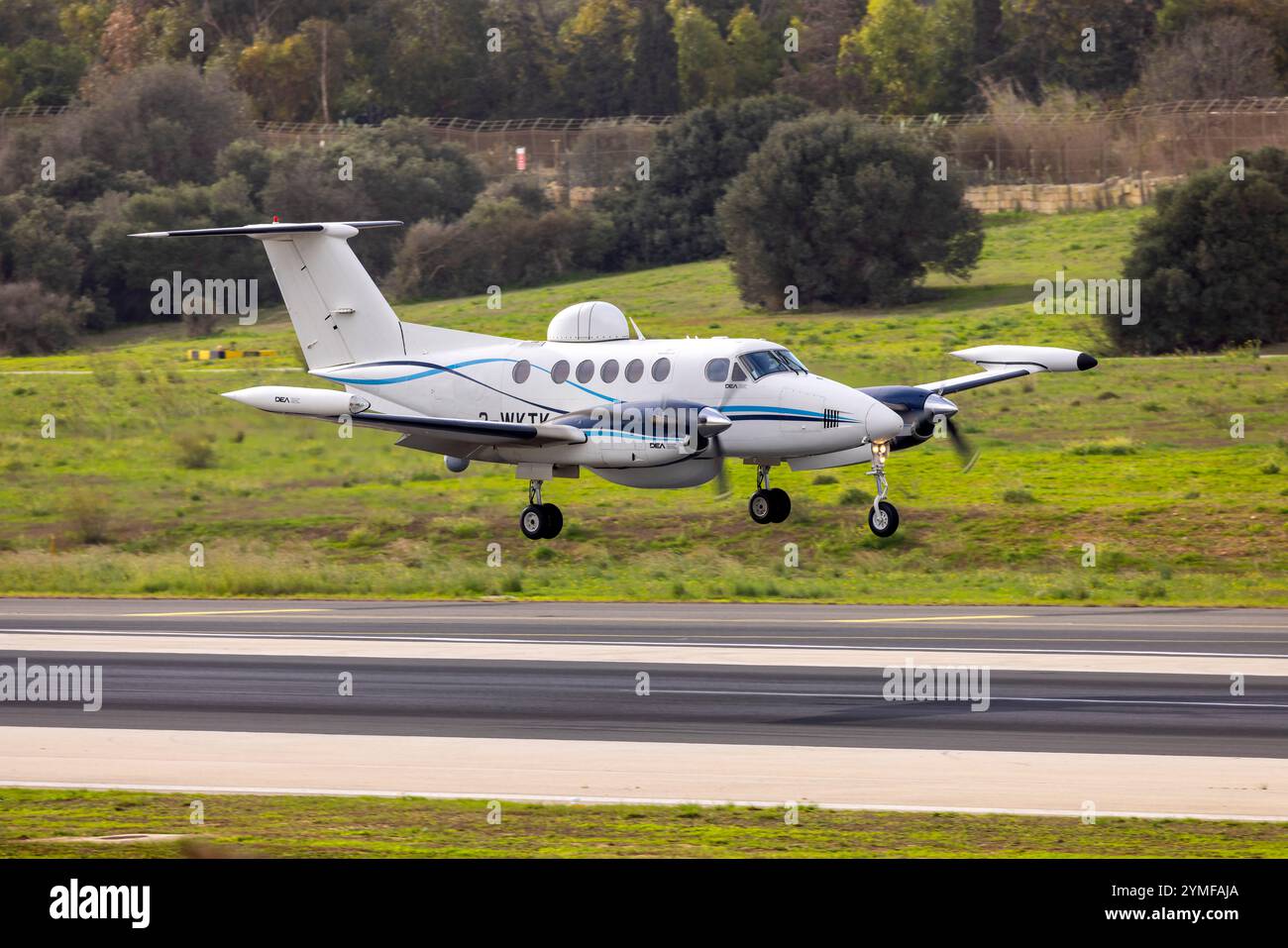 DEA Aviation Limited Beechcraft 200T Super King Air (REG: 2-WKTK) landet im Mittelfeld. Stockfoto