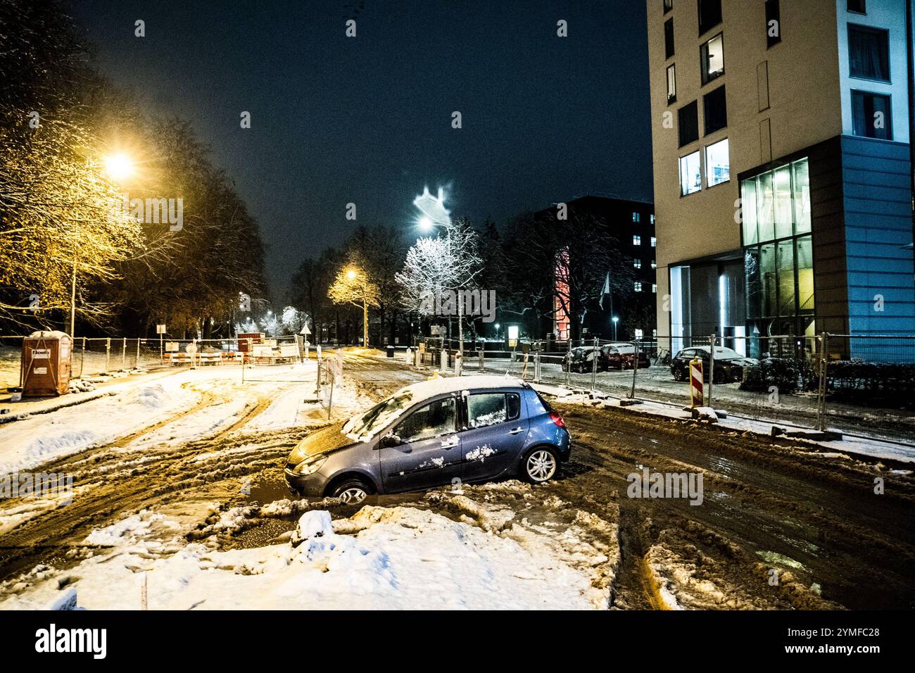 GRONINGEN - Ein gestrandeter Wagen in der Stadt Groningen aufgrund von starkem Schneefall. Vor Ort fielen etwa 10 Zentimeter. Vor allem auf den Straßen rund um die Stadt strandeten mehrere Verkehrsteilnehmer, und es war für die Rettungsdienste schwierig, sie zu erreichen, da auch sie mit den Winterverhältnissen zu kämpfen haben. ANP SIESE VEENSTRA niederlande Out - belgien Out Stockfoto