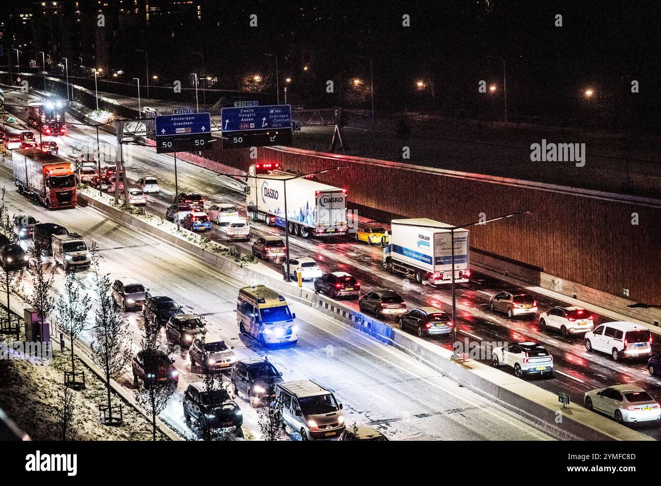 GRONINGEN – Lkws in und um Groningen aufgrund von starkem Schneefall. Vor Ort fielen etwa 10 Zentimeter. Vor allem auf den Straßen rund um die Stadt waren mehrere Verkehrsteilnehmer gestrandet, und es war für Rettungsdienste schwierig, sie zu erreichen, weil auch sie mit den Winterverhältnissen zu kämpfen haben. ANP SIESE VEENSTRA niederlande Out - belgien Out Stockfoto