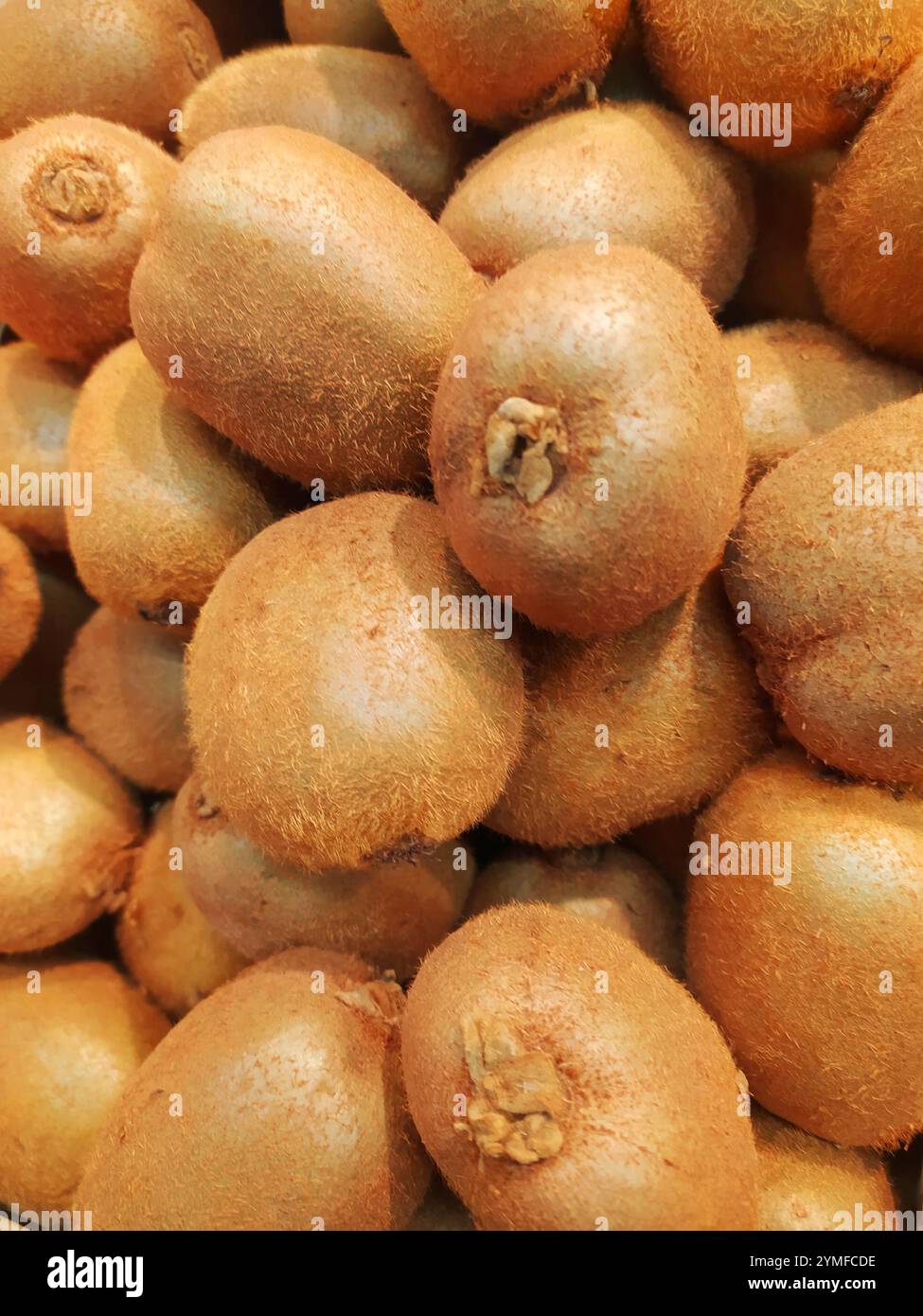 Fresh Natural Kiwi Nahaufnahme: Reichhaltige Textur und lebendige Details für kommerzielle und kreative Zwecke. Reife Kiwis in High Definition: Fotoressource für Stockfoto