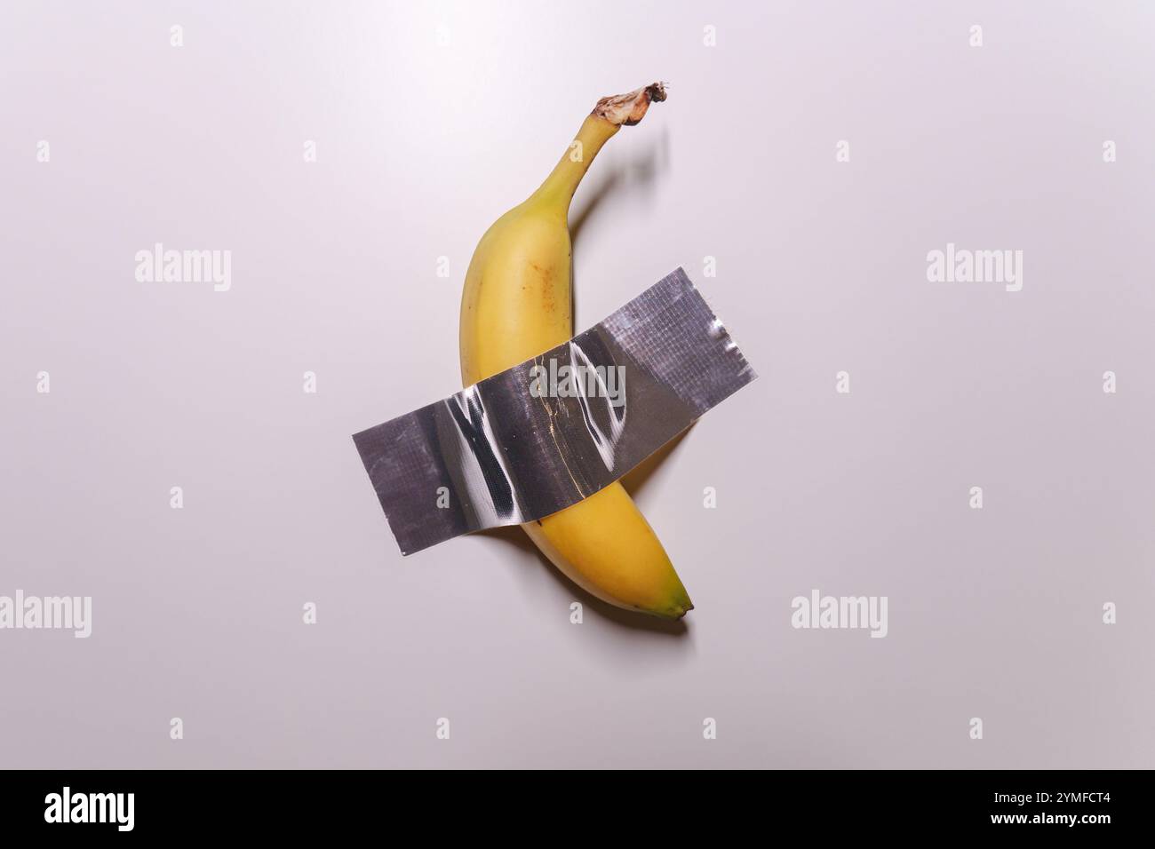 Bananenkunstwerk-Konzept mit Kanalband. Hochwertige Fotos Stockfoto