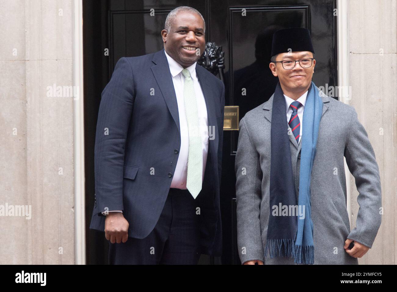 London, Großbritannien. November 2024. Im Bild: David Lammy, Staatssekretär für auswärtige Angelegenheiten, Commonwealth- und Entwicklungsfragen, posiert für ein Foto mit seinem Amtskollegen Sugiono, dem Außenminister Indonesiens in der Downing Street. Quelle: Justin Ng/Alamy Live News. Stockfoto