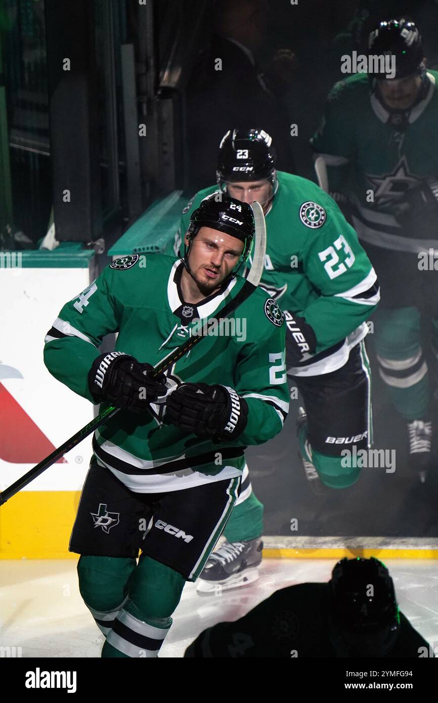 Dallas, Usa. November 2024. Dallas Stars Roope Hintz #24, ESA Lindell #23 Skate ins Eis während der Spielerpräsentation zu Beginn des NHL-Spiels zwischen den Dallas Stars und den San Jose Sharks im American Airlines Center. Endpunktzahl Dallas Stars 5 - 2 San Jose Sharks. Am 20. November 2024 in Dallas, Texas. (Foto: Javier Vicencio/Eyepix Group/SIPA USA) Credit: SIPA USA/Alamy Live News Stockfoto