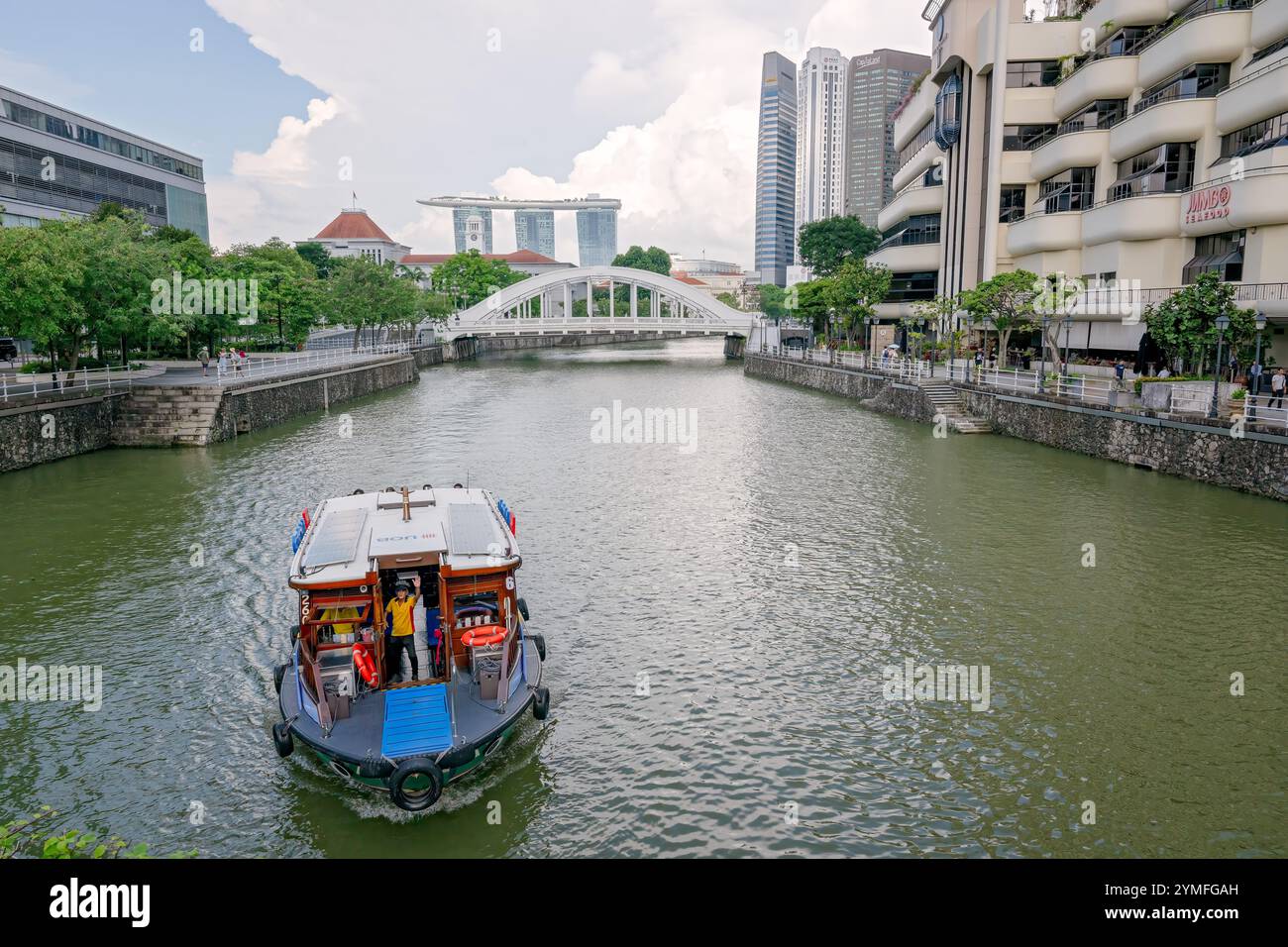 Singapur - 25. Juni 2024: Blick von der Coleman Bridge Clarke Quay, Flussschiff mit Elgin Brücke und Sand in der Marina Bay im Hintergrund Stockfoto