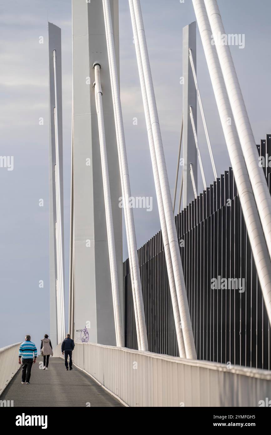 Rad- und Fußweg der Autobahnbrücke Neuenkamp, Autobahn A40, neue Rheinbrücke, bei Duisburg, NRW, Deutschland Stockfoto