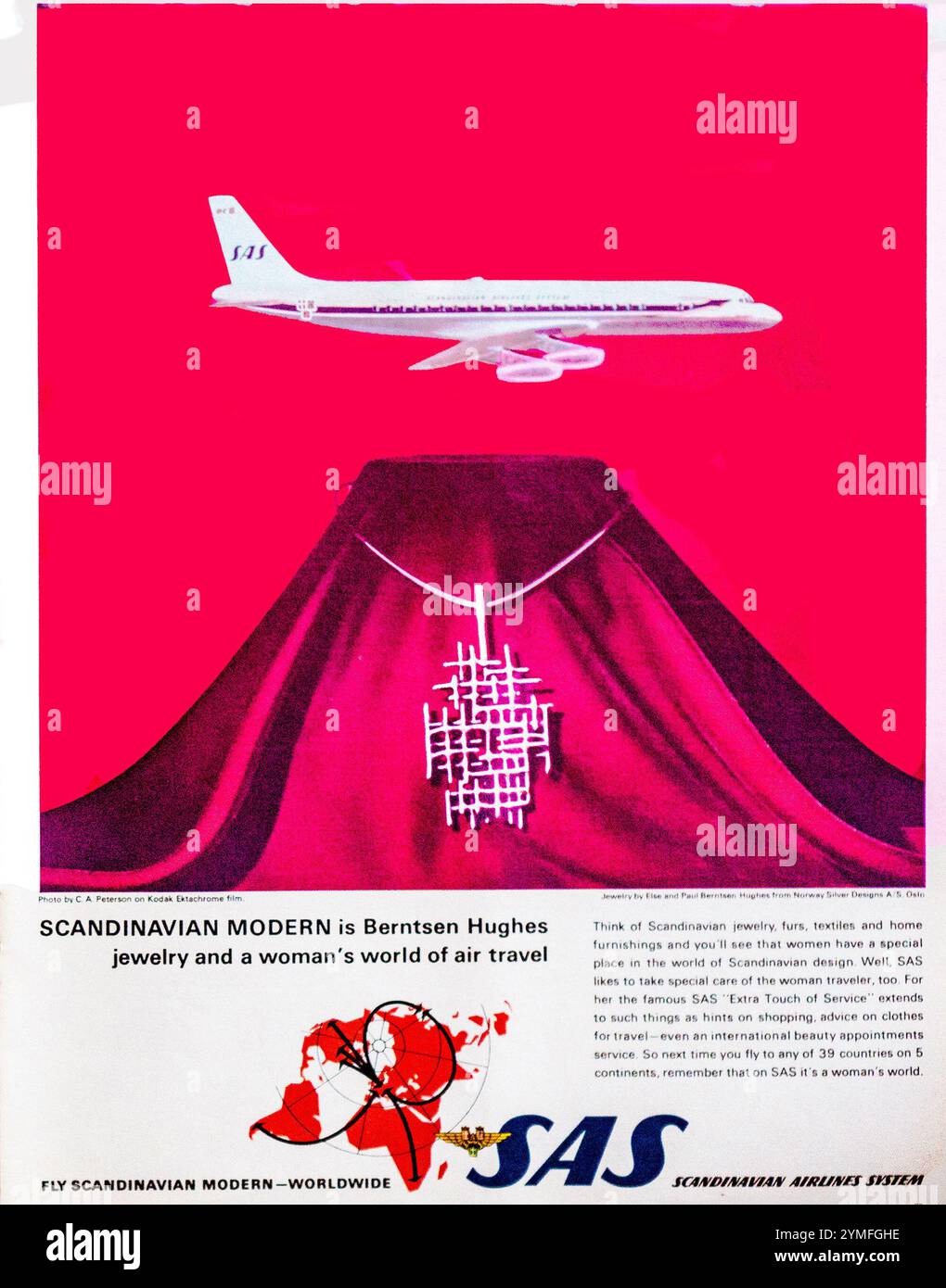 Eine Werbung von 1965 für SAS, Scandinavian Airlines, die ihre Betreuung der Reisenden und die Schmuck von Else und Paul Bernsten Hughes fördert. Stockfoto