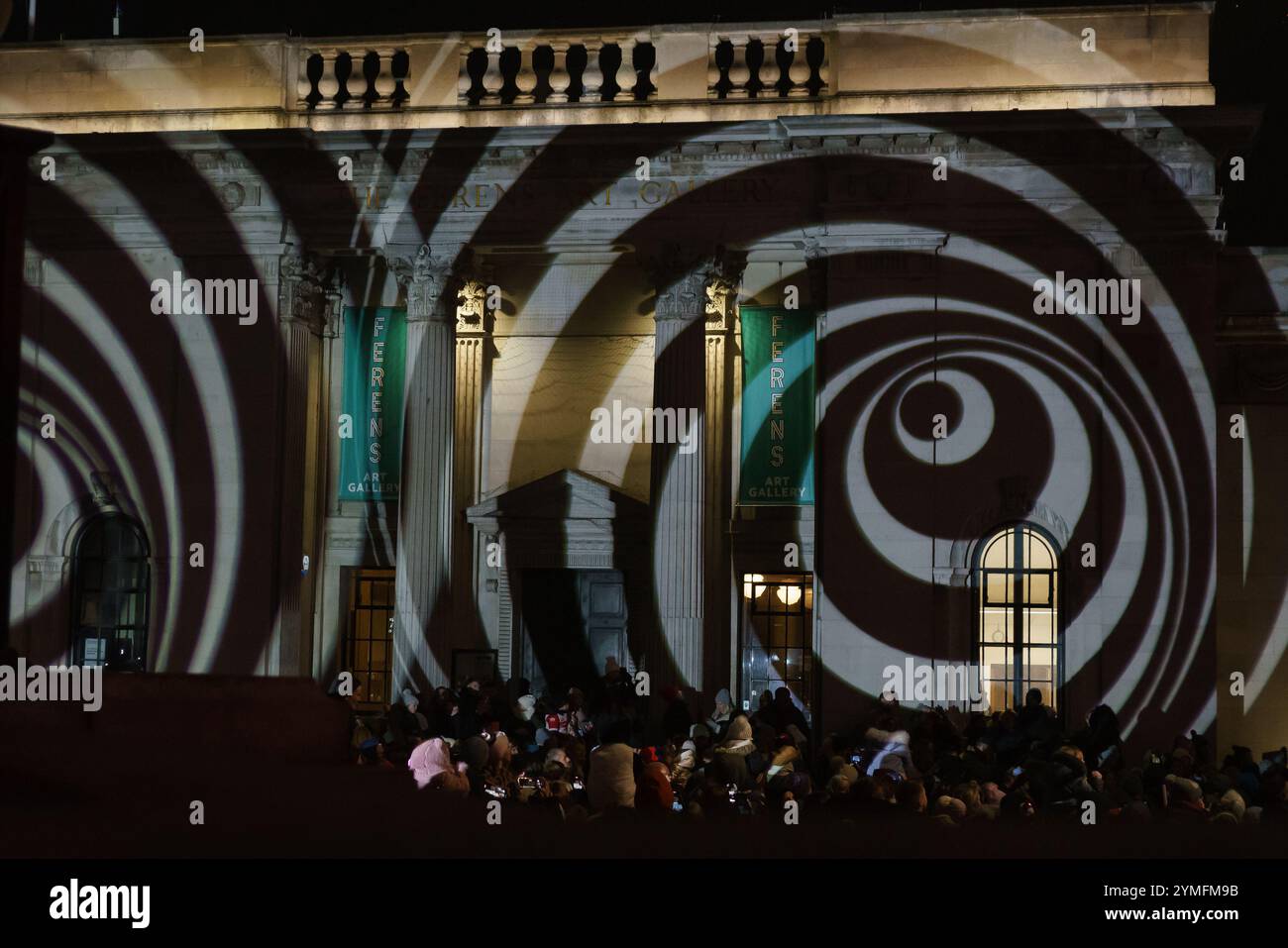 Donnerstag, 21. November 2024 Hull, East Yorkshire, Vereinigtes Königreich. Hull feiert das jährliche „Christmas Light Switch-On“ im Rathaus. IM BILD: Ferens Art Gallery beleuchtet. Bridget Catterall / AlamyLiveNews Stockfoto