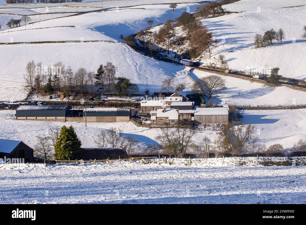 Schneebedeckte Winterlandschaft des Cheshire Peak District nach einem schweren Schneesturm mit einer Farm und Bauernhäusern Stockfoto