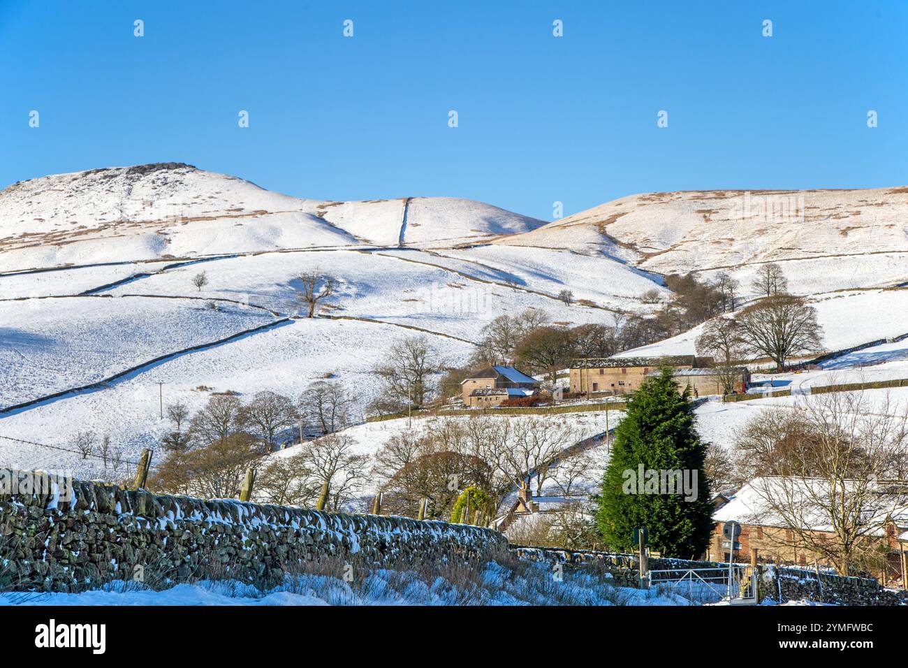 Schneebedeckte Landschaft des Shutlingsloe Hill nach einem Winterschneesturm, gesehen von Wildboarclough im Cheshire English Peak District Stockfoto