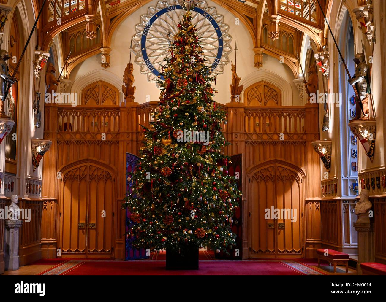 Windsor Castle, Großbritannien 21. November 2024. Die Besucher der State Apartments von Windsor Castle werden von prächtigen Weihnachtsvorführungen begrüßt. Das Highlight der diesjährigen Ausstellung sind die 20 Fuß hohe Nordmann-Tanne in der St. George's Hall und ein wunderschön dekorierter Weihnachtsbaum im Crimson Drawing Room Stockfoto