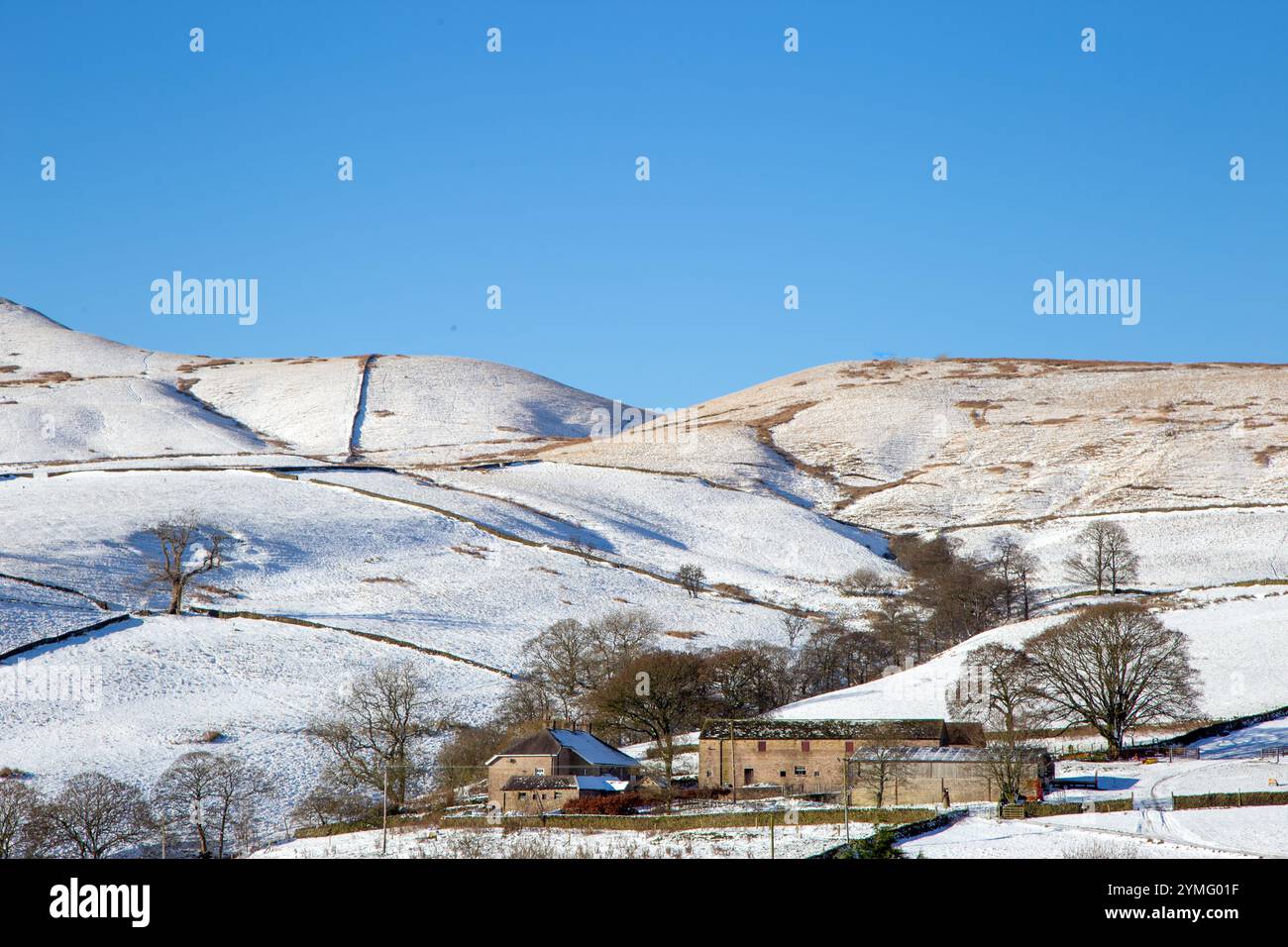 Schneebedeckte Landschaft von Cheshire nach einem Winterschneesturm, gesehen vom Cumberland Brook Wildboarclough im Cheshire English Peak District Stockfoto