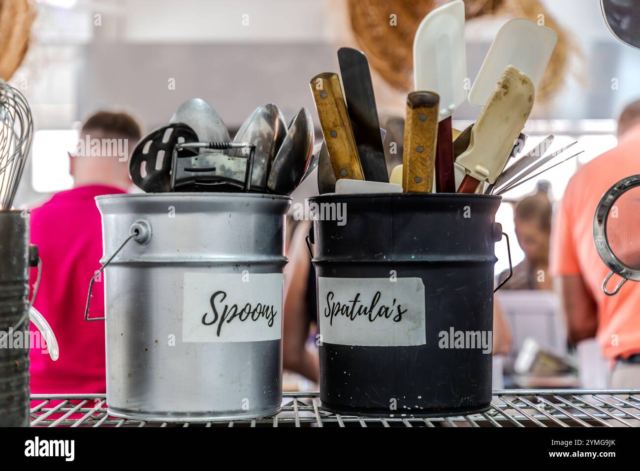 Karibischer Kochworkshop mit Küchenchef Helmi Smeulders. Behälter mit Löffeln und Spateln. Djonora Marthaweg, Willemstad, Curacao, Kòrsou Stockfoto