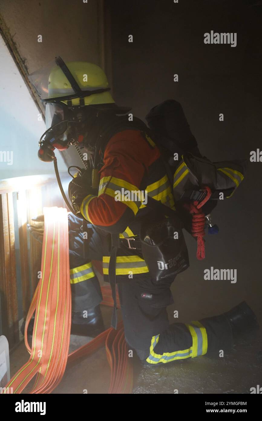 REKORDDATUM NICHT ANGEGEBEN Wilthen - Zimmerbrand ruft Feuerwehr auf den Plan 12.11.2024, 17:30 Uhr Wilthen, Dresdener Straße Fotograf: LausitzNews.de Uhr 12. November 2024 ertönten gegen 17:30 Uhr die Sirenen in und um Wilthen. Anlass war ein gemeldeter Schornsteinbrand, der schnell die Feuerwehr Wilthen auf den Plan rief. Aufgrund der Lage war entschieden, weitere Einsatzkräfte zu alarmieren, da zusätzlich ein Zimmerbrand festgestellt wurde. Ein Trupp der Feuerwehr ging zügig zur Brandbekämpfung über. Während der ersten Maßnahmen stellt man im ersten Obergeschoss fest, dass zwei Personen vermis Stockfoto