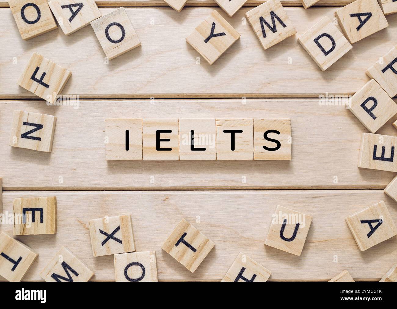 Das Bild zeigt eine Collage aus Holzblöcken, die IELTS beschreiben und das International English Language Testing System symbolisieren, das oft für Academ verwendet wird Stockfoto