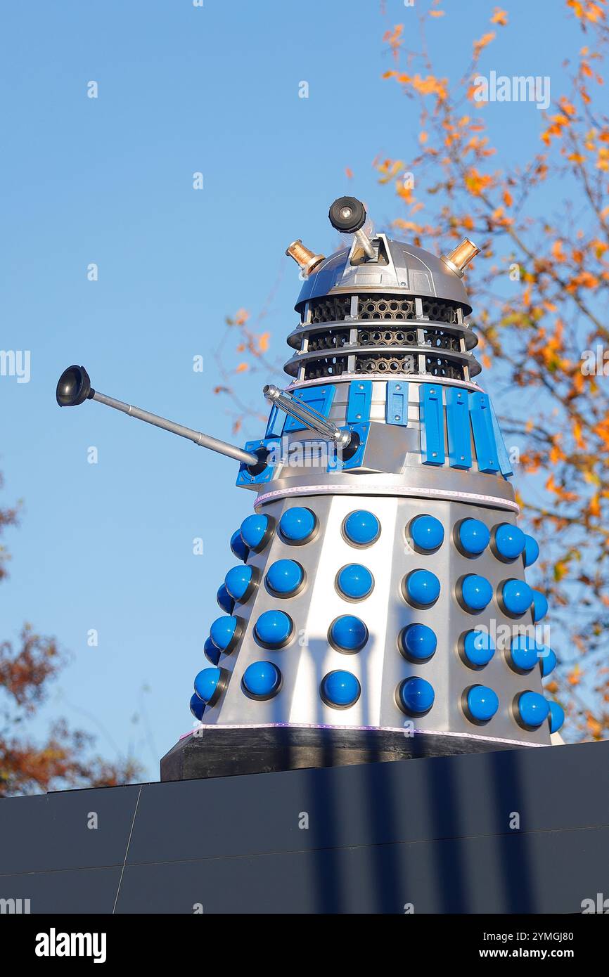 Eine von vielen Dr. Who Dalek Requisiten, die in der Tankstelle und Autowaschanlage im Weltraum an der Hull Road in York, North Yorkshire, Großbritannien, ausgestellt werden Stockfoto