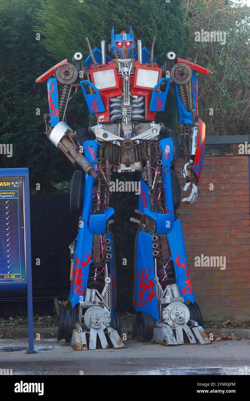 Optimus Prime Film Requisite Replik auf einer Inner Space Service Station an der Hull Road in York, North Yorkshire, Großbritannien Stockfoto