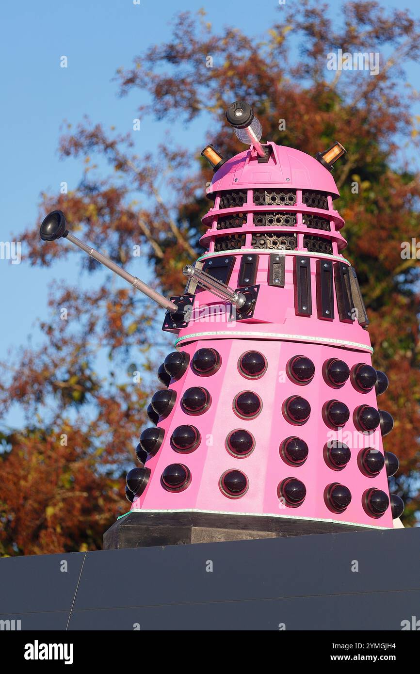 Ein Doctor Who Pink Dalek Filmrequisite an der Tankstelle zum Thema Weltraum an der Hull Road in York, North Yorkshire, Großbritannien Stockfoto