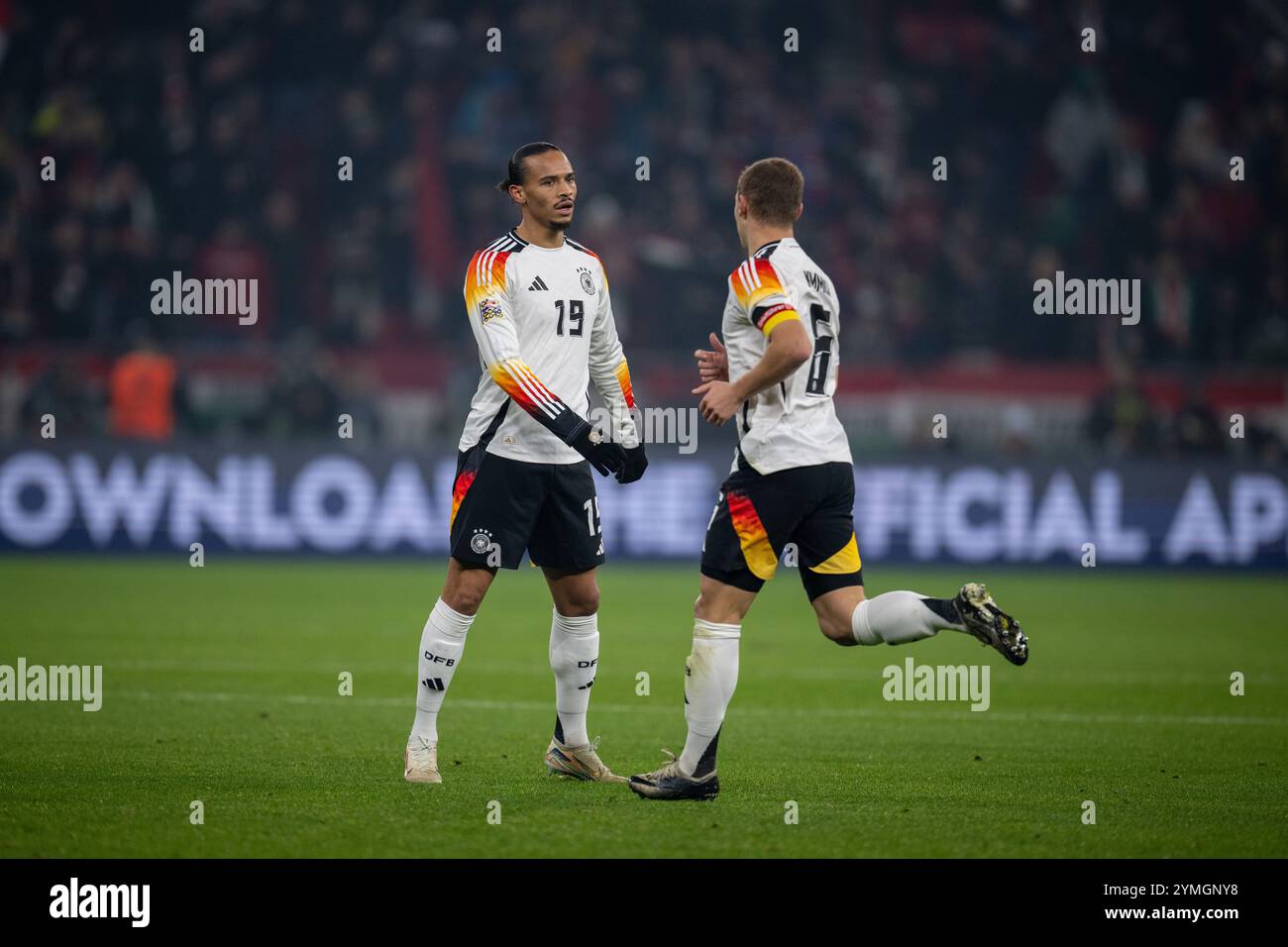 BUDAPEST, UNGARN – 19. NOVEMBER: Leroy Sane und Joshua Kimmich aus Deutschland in Heimtrikots während der UEFA Nations League 2024/25 League A Stockfoto