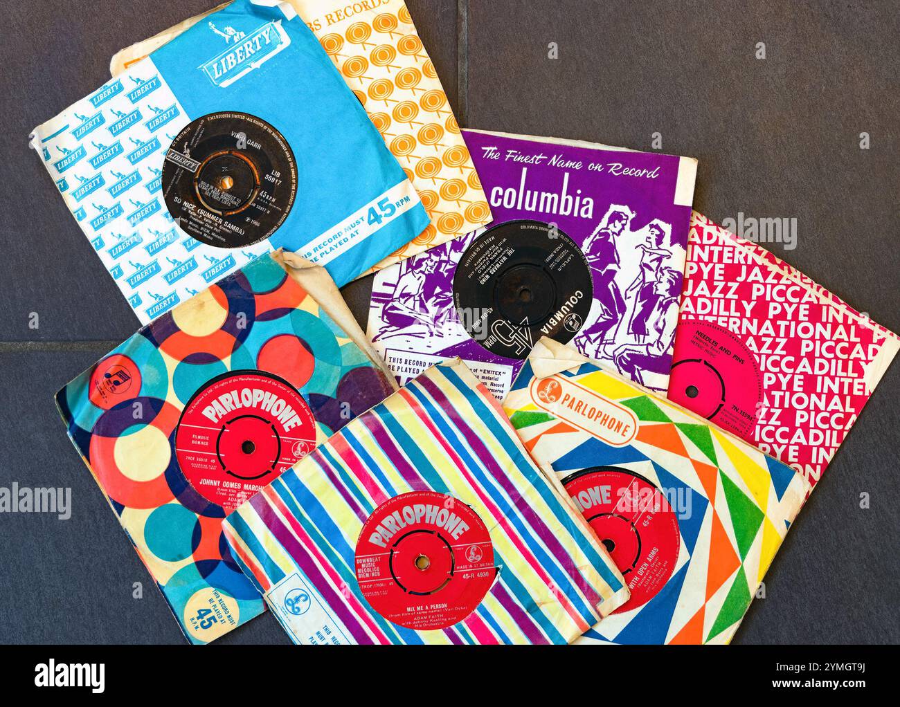 Verschiedene klassische Seven-Inch-Single-Vinyl-Schallplatten mit 45 U/min in bunten Papierhüllen Stockfoto