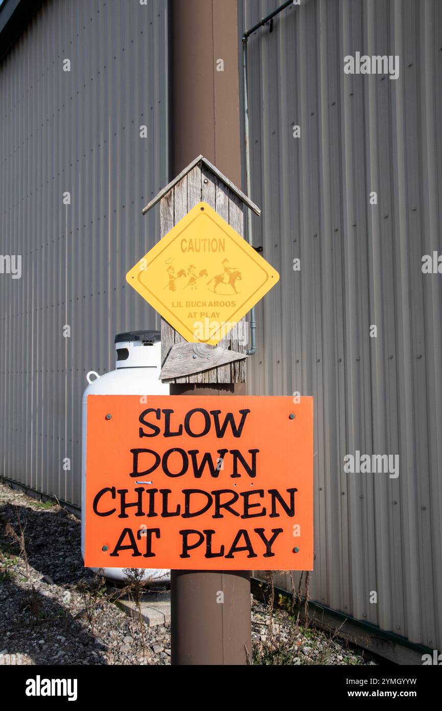 Warnschild Kinder beim Spielen auf der Warner Ranch und der Pumpkin Farm an der Schisler Road in Niagara Falls, Ontario, Kanada Stockfoto