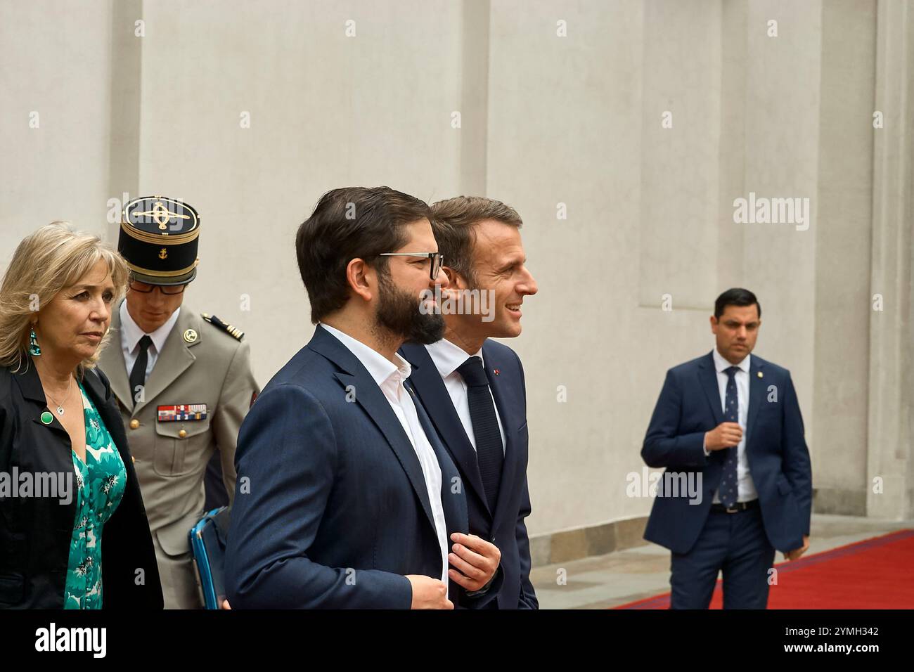 Santiago, Rm, Chile. November 2024. Der französische Präsident Emmanuel Macron beginnt seinen Besuch in Chile und wird im La Moneda Palast zur Protokollzeremonie unter Leitung des Präsidenten der Republik Gabriel Boric Font empfangen. Und wird mit militärischen Ehren vom PräsidentenEscort-Regiment Nr. 1 Grenadiers und der Palastwache empfangen. Darüber hinaus werden beide Präsidenten die Unterzeichnung des Memorandum of Understanding über strategische Zusammenarbeit zur Schaffung des französisch-chilenischen Binationalen Zentrums für künstliche Intelligenz zwischen dem Ministerium für Wissenschaft, Technologie, Wissen und in leiten Stockfoto