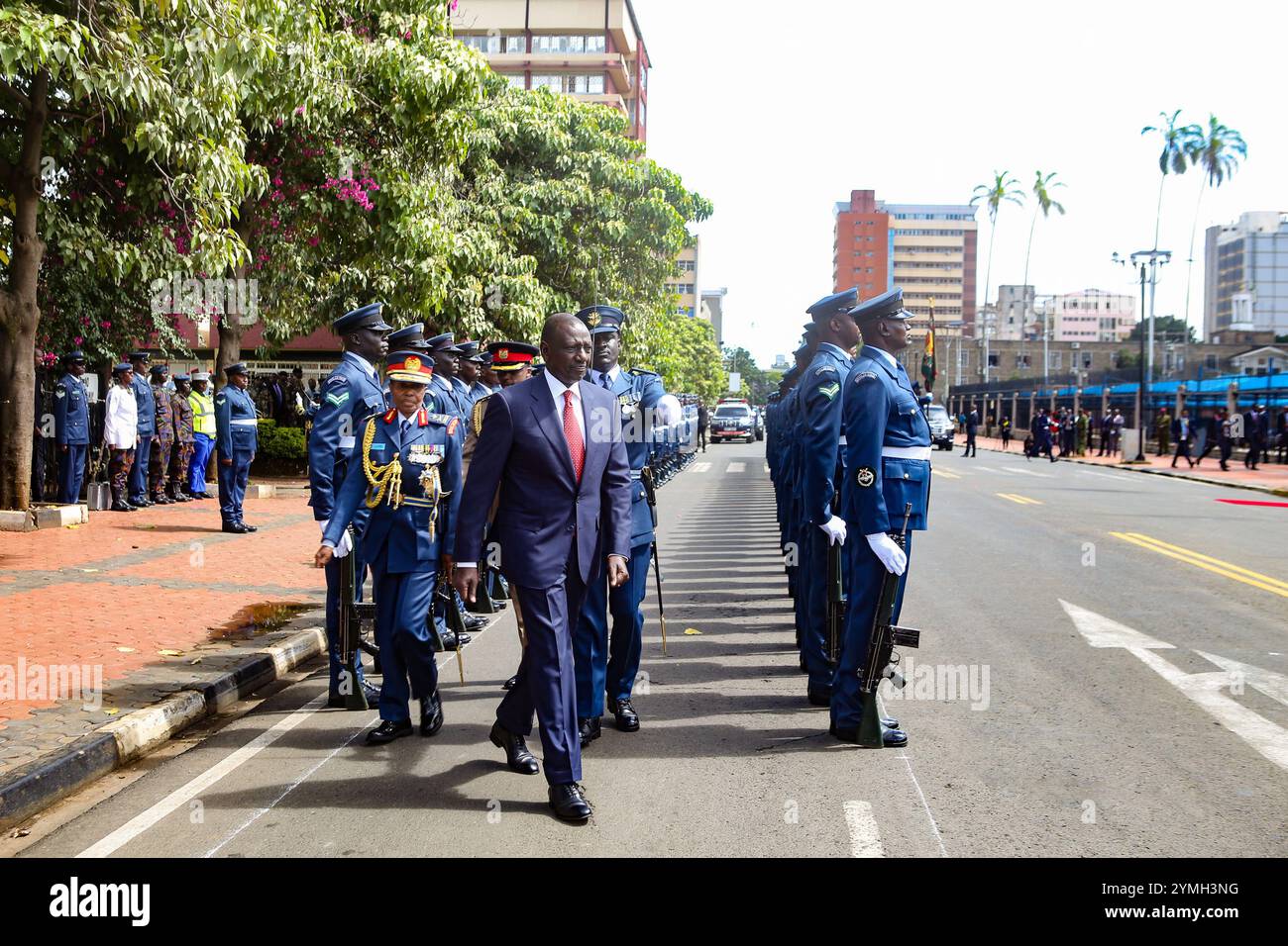 Nairobi, Kenia. November 2024. Der kenianische Präsident William Ruto (C) inspiziert bei seiner Ankunft im Parlamentsgebäude eine Ehrengarde, die von Beamten der kenianischen Luftwaffe aufgestellt wurde. Während er sich an die Nation wandte, kündigte der kenianische Präsident an, den kürzlich unterzeichneten 30-Jahres-Vertrag mit der indischen Adani Group abzubrechen, einschließlich der laufenden Pläne für Adanis Übernahme des Jomo Kenyatta International Airport (JKIA). Dies geschah nach der Anklage des Gründers in den Vereinigten Staaten wegen Bestechung und Betrug. Quelle: SOPA Images Limited/Alamy Live News Stockfoto