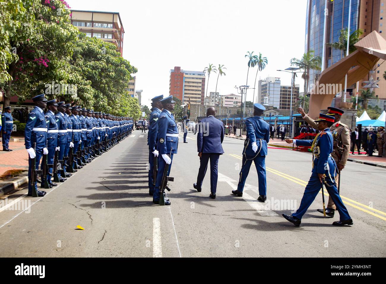 Nairobi, Kenia. November 2024. Der kenianische Präsident William Ruto (C) inspiziert bei seiner Ankunft im Parlamentsgebäude eine Ehrengarde, die von Beamten der kenianischen Luftwaffe aufgestellt wurde. Während er sich an die Nation wandte, kündigte der kenianische Präsident an, den kürzlich unterzeichneten 30-Jahres-Vertrag mit der indischen Adani Group abzubrechen, einschließlich der laufenden Pläne für Adanis Übernahme des Jomo Kenyatta International Airport (JKIA). Dies geschah nach der Anklage des Gründers in den Vereinigten Staaten wegen Bestechung und Betrug. Quelle: SOPA Images Limited/Alamy Live News Stockfoto