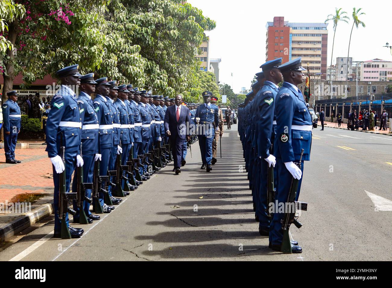 Nairobi, Kenia. November 2024. Der kenianische Präsident William Ruto (C) inspiziert bei seiner Ankunft im Parlamentsgebäude eine Ehrengarde, die von Beamten der kenianischen Luftwaffe aufgestellt wurde. Während er sich an die Nation wandte, kündigte der kenianische Präsident an, den kürzlich unterzeichneten 30-Jahres-Vertrag mit der indischen Adani Group abzubrechen, einschließlich der laufenden Pläne für Adanis Übernahme des Jomo Kenyatta International Airport (JKIA). Dies geschah nach der Anklage des Gründers in den Vereinigten Staaten wegen Bestechung und Betrug. Quelle: SOPA Images Limited/Alamy Live News Stockfoto