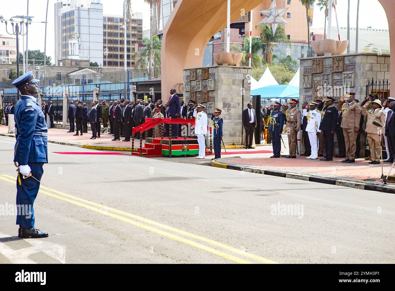 Der kenianische Präsident William Ruto (C) wird als kenianische Nationalhymne gespielt, bevor er eine Ehrengarde inspiziert, die von kenianischen Luftwaffenoffizieren bei seiner Ankunft im Parlamentsgebäude für seine jährliche State of the Nation-Ansprache aufgestellt wurde. Während er sich an die Nation wandte, kündigte der kenianische Präsident an, den kürzlich unterzeichneten 30-Jahres-Vertrag mit der indischen Adani Group abzubrechen, einschließlich der laufenden Pläne für Adanis Übernahme des Jomo Kenyatta International Airport (JKIA). Dies geschah nach der Anklage des Gründers in den Vereinigten Staaten wegen Bestechung und Betrug. Stockfoto