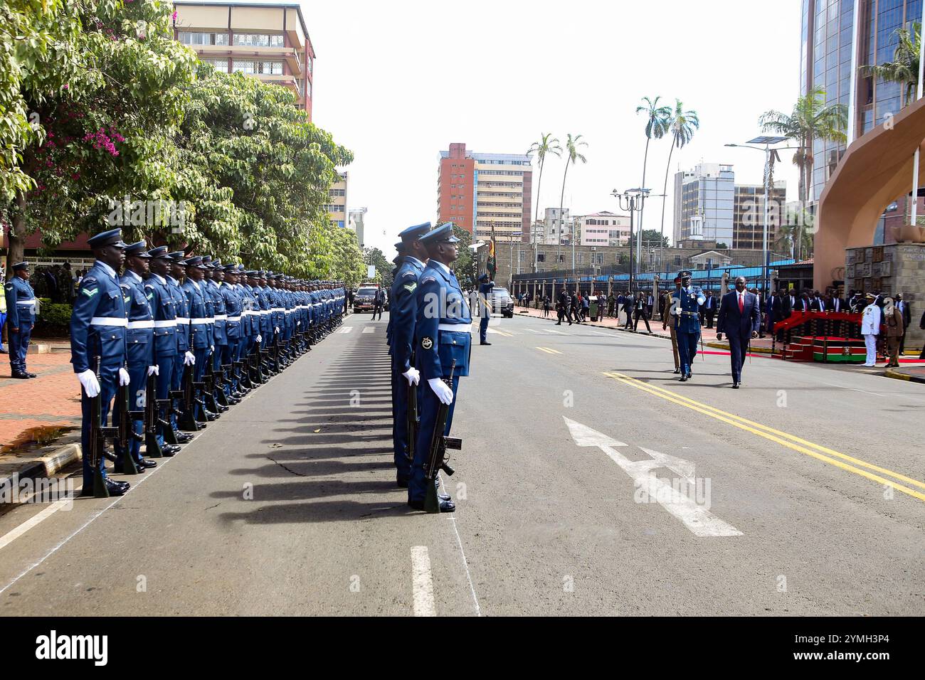 Nairobi, Kenia. November 2024. Der kenianische Präsident William Ruto (R) geht zu Fuß, um eine Ehrengarde zu inspizieren, die von kenianischen Luftwaffenoffizieren bei seiner Ankunft im Parlamentsgebäude für seine jährliche State of the Nation-Ansprache aufgestellt wurde. Während er sich an die Nation wandte, kündigte der kenianische Präsident an, den kürzlich unterzeichneten 30-Jahres-Vertrag mit der indischen Adani Group abzubrechen, einschließlich der laufenden Pläne für Adanis Übernahme des Jomo Kenyatta International Airport (JKIA). Dies geschah nach der Anklage des Gründers in den Vereinigten Staaten wegen Bestechung und Betrug. Quelle: SOPA Images Limited/Alamy Live News Stockfoto