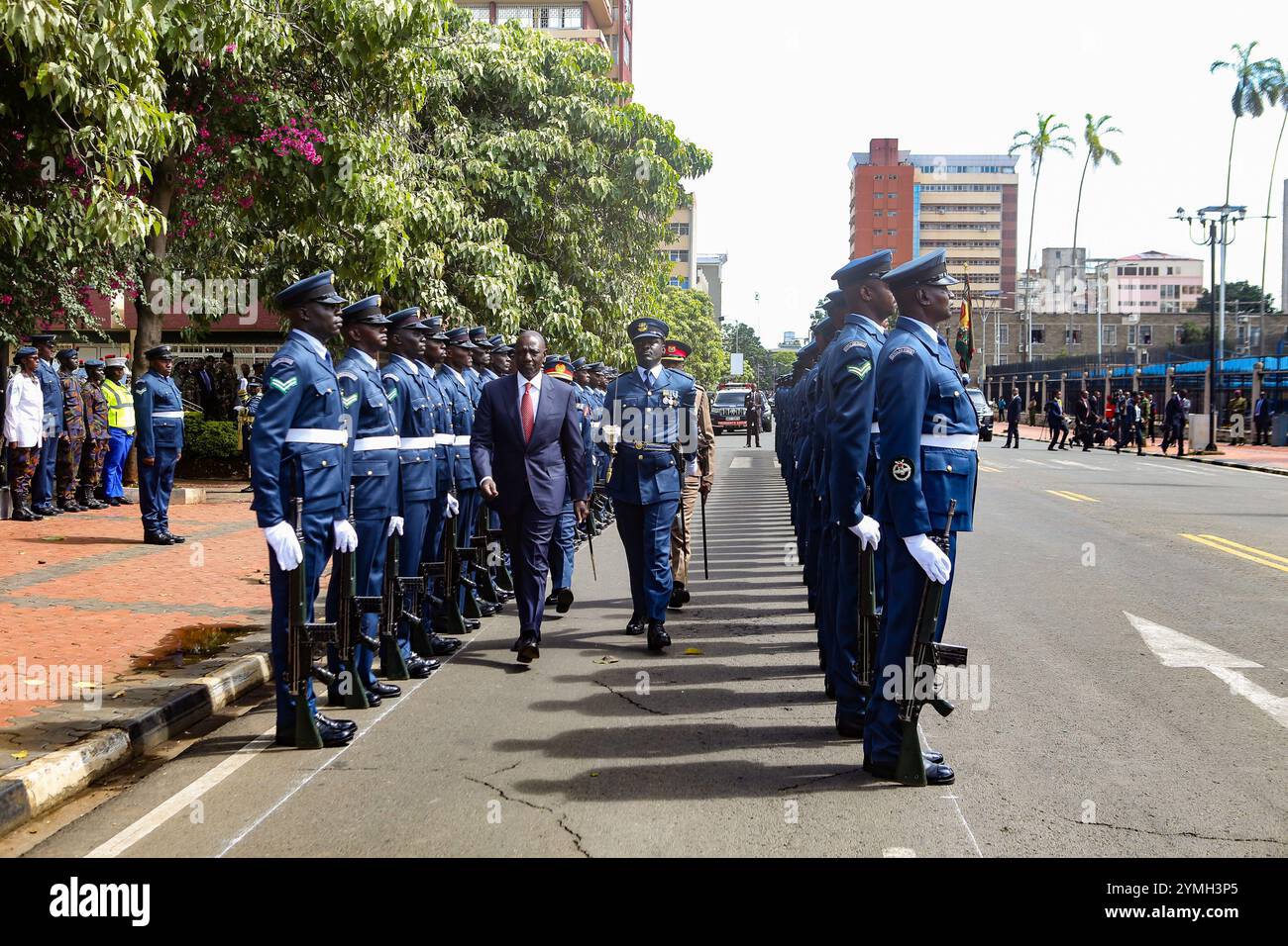 Nairobi, Kenia. November 2024. Der kenianische Präsident William Ruto (C) inspiziert bei seiner Ankunft im Parlamentsgebäude eine Ehrengarde, die von Beamten der kenianischen Luftwaffe aufgestellt wurde. Während er sich an die Nation wandte, kündigte der kenianische Präsident an, den kürzlich unterzeichneten 30-Jahres-Vertrag mit der indischen Adani Group abzubrechen, einschließlich der laufenden Pläne für Adanis Übernahme des Jomo Kenyatta International Airport (JKIA). Dies geschah nach der Anklage des Gründers in den Vereinigten Staaten wegen Bestechung und Betrug. Quelle: SOPA Images Limited/Alamy Live News Stockfoto