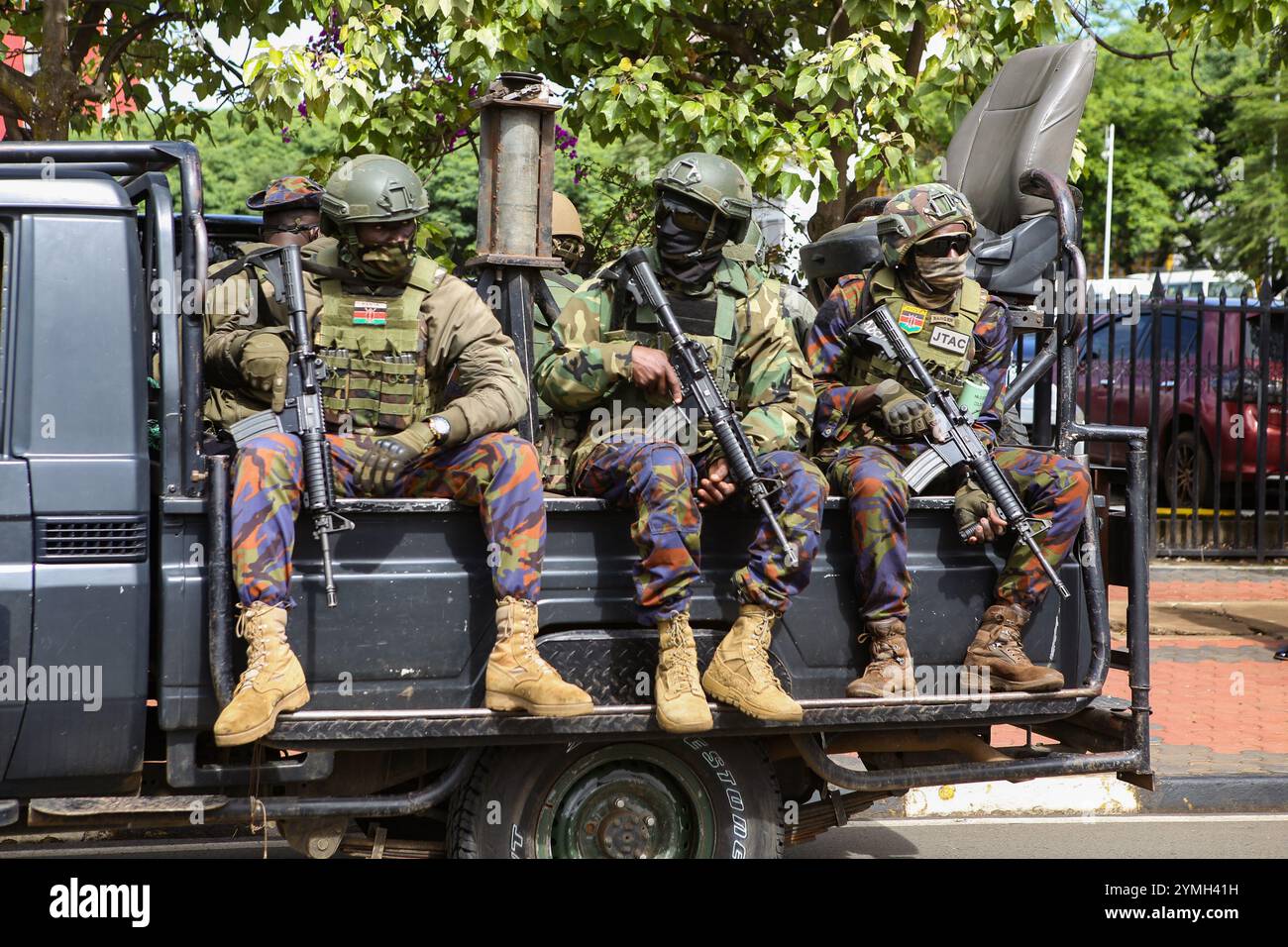 Die kenianische Rapid Response Unit (RRU) patrouilliert auf der parlamentsstraße vor der Ankunft von Präsident William Ruto (nicht im Bild), inmitten von Sicherheitsbedenken, im Parlamentsgebäude für seine jährliche Rede zur Lage der Nation. Während er sich an die Nation wandte, kündigte der kenianische Präsident an, den kürzlich unterzeichneten 30-Jahres-Vertrag mit der indischen Adani Group abzubrechen, einschließlich der laufenden Pläne für Adanis Übernahme des Jomo Kenyatta International Airport (JKIA). Dies geschah nach der Anklage des Gründers in den Vereinigten Staaten wegen Bestechung und Betrug. Stockfoto