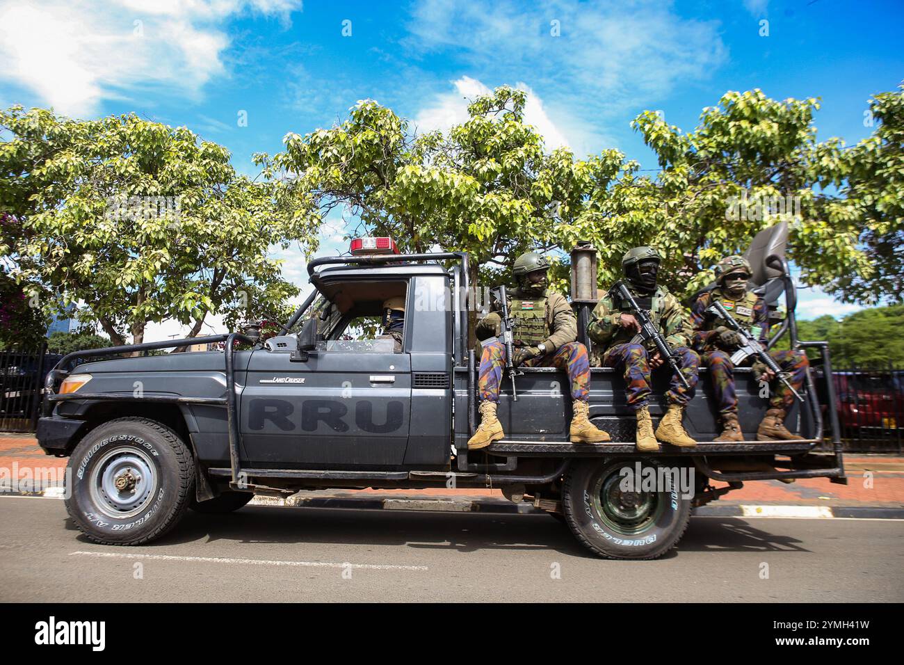 Die kenianische Rapid Response Unit (RRU) patrouilliert auf der parlamentsstraße vor der Ankunft von Präsident William Ruto (nicht im Bild), inmitten von Sicherheitsbedenken, im Parlamentsgebäude für seine jährliche Rede zur Lage der Nation. Während er sich an die Nation wandte, kündigte der kenianische Präsident an, den kürzlich unterzeichneten 30-Jahres-Vertrag mit der indischen Adani Group abzubrechen, einschließlich der laufenden Pläne für Adanis Übernahme des Jomo Kenyatta International Airport (JKIA). Dies geschah nach der Anklage des Gründers in den Vereinigten Staaten wegen Bestechung und Betrug. Stockfoto