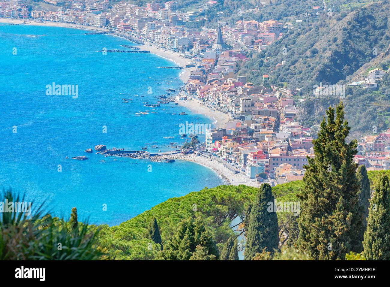 Blick auf die ionische Küste und Giardini di Naxos in der Ferne, Taormina, Sizilien, Italien Stockfoto