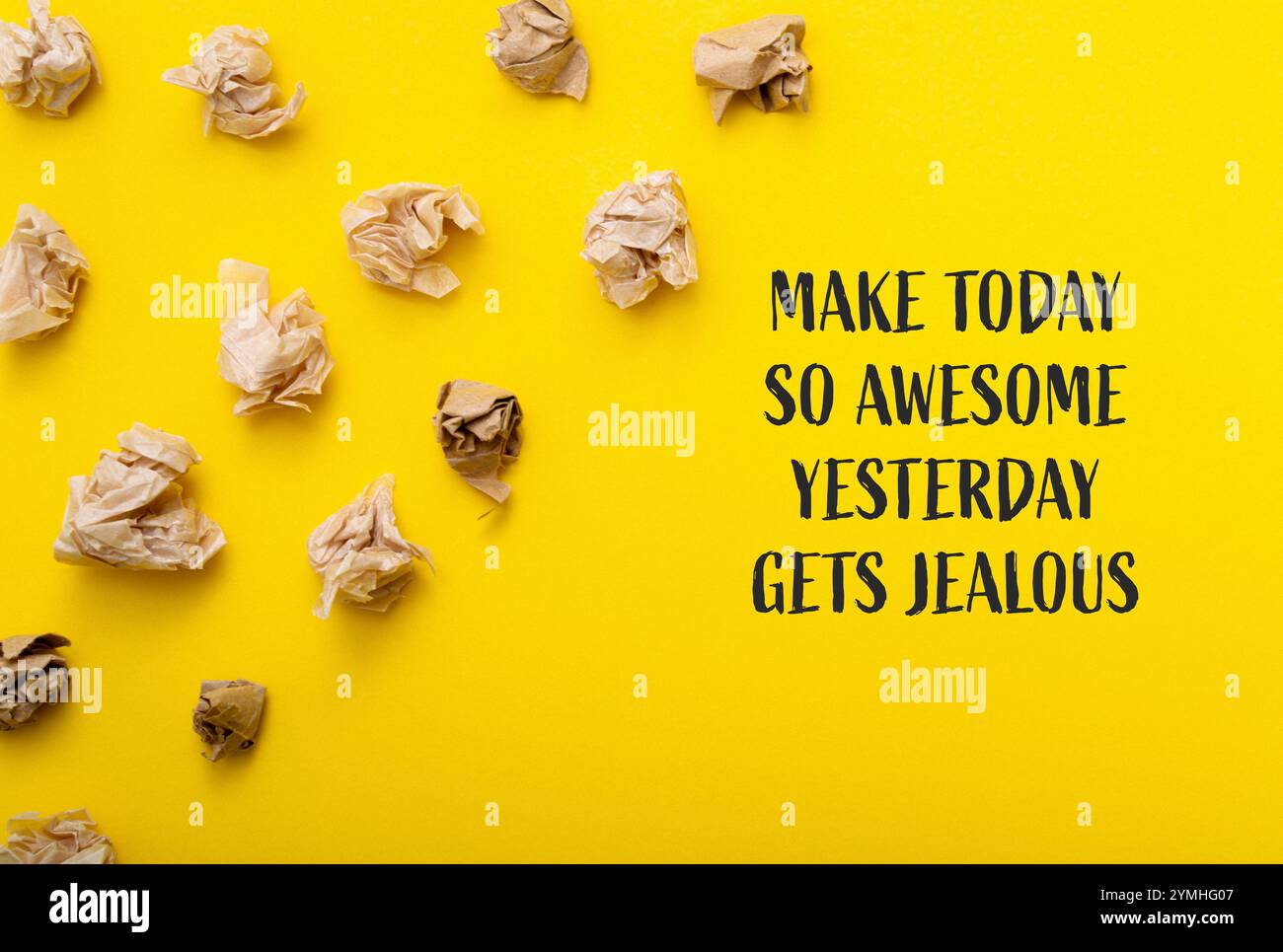 Gelber Hintergrund mit einem Haufen zerknitterten Papiers drauf. Das Papier ist über den ganzen Hintergrund verstreut Stockfoto