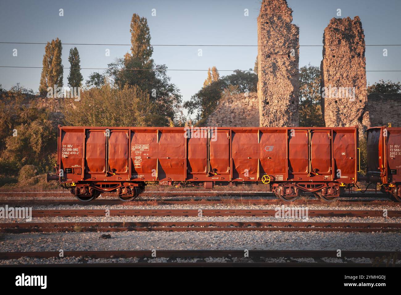 SMEDEREVO, SERBIEN - 17. OKTOBER 2024: Offene Wagen oder Gondelwagen, die zu Srbija Kargo gehören, stehen in Smederevo, Serbien. Srbija Kargo oder Serbi Stockfoto